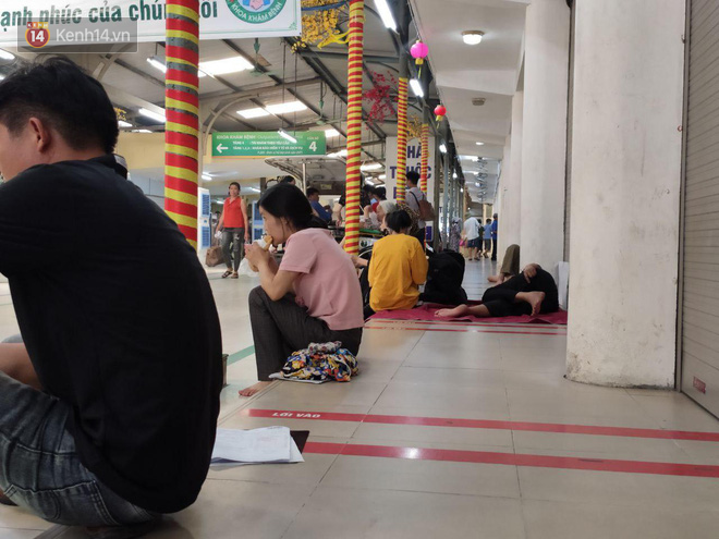 Ảnh: Nắng nóng gần 40 độ C ở Hà Nội, người nhà bệnh nhân vạ vật gần hành lang, dưới bóng cây trong bệnh viện-14