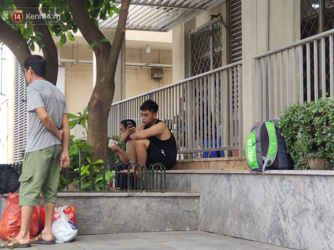 Ảnh: Nắng nóng gần 40 độ C ở Hà Nội, người nhà bệnh nhân vạ vật gần hành lang, dưới bóng cây trong bệnh viện-16