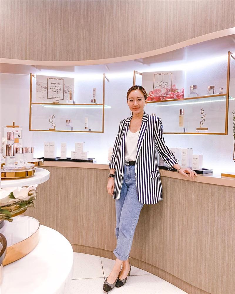 Nàng CEO chia sẻ 2 công thức giúp chị em ngoài 30 tỏa sáng mọi góc nhìn: Đồ basic không thể thiếu, những lúc cần hở phải thật tinh tế-6