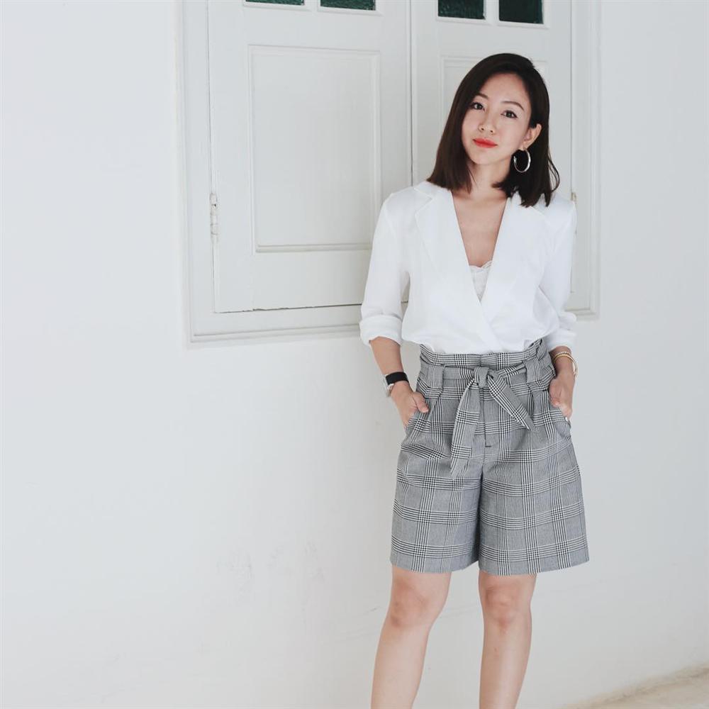 Nàng CEO chia sẻ 2 công thức giúp chị em ngoài 30 tỏa sáng mọi góc nhìn: Đồ basic không thể thiếu, những lúc cần hở phải thật tinh tế-14