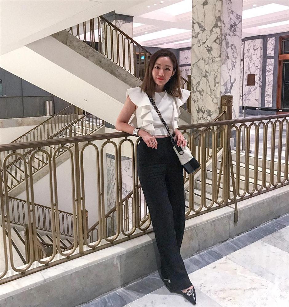 Nàng CEO chia sẻ 2 công thức giúp chị em ngoài 30 tỏa sáng mọi góc nhìn: Đồ basic không thể thiếu, những lúc cần hở phải thật tinh tế-15