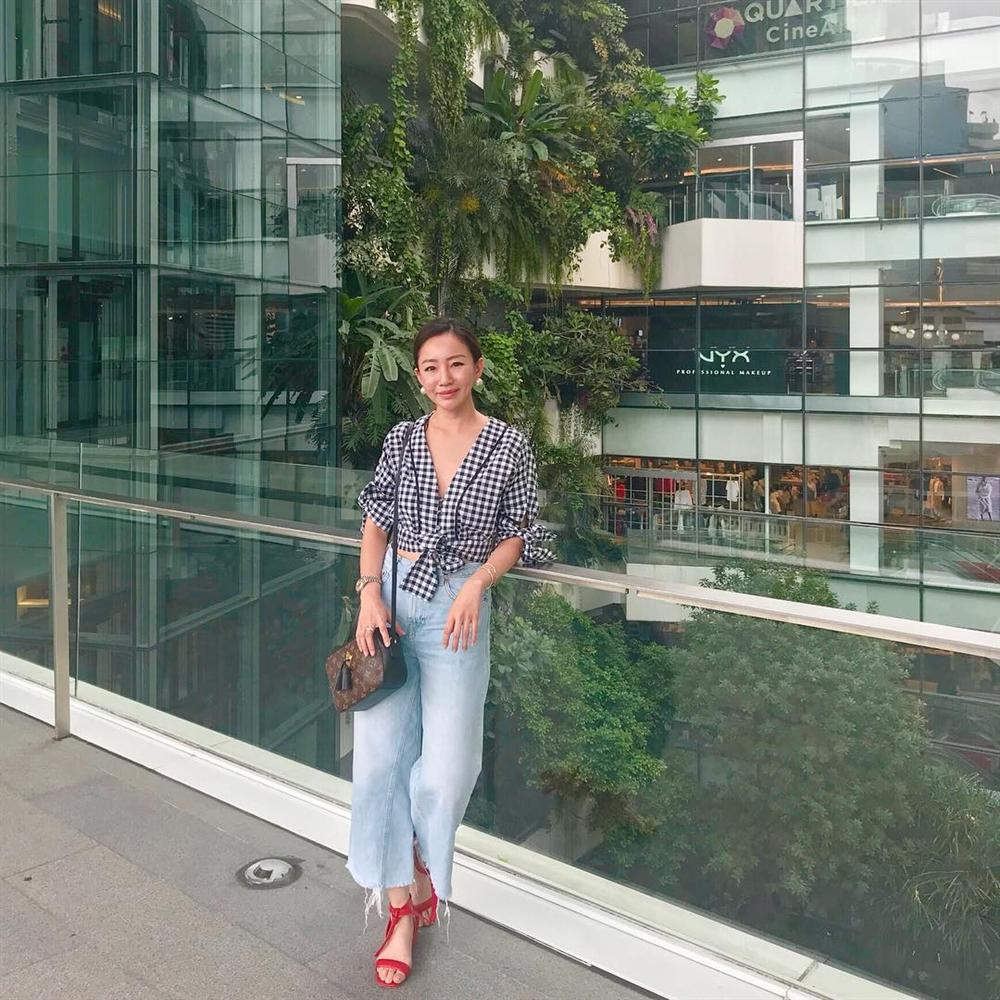 Nàng CEO chia sẻ 2 công thức giúp chị em ngoài 30 tỏa sáng mọi góc nhìn: Đồ basic không thể thiếu, những lúc cần hở phải thật tinh tế-17