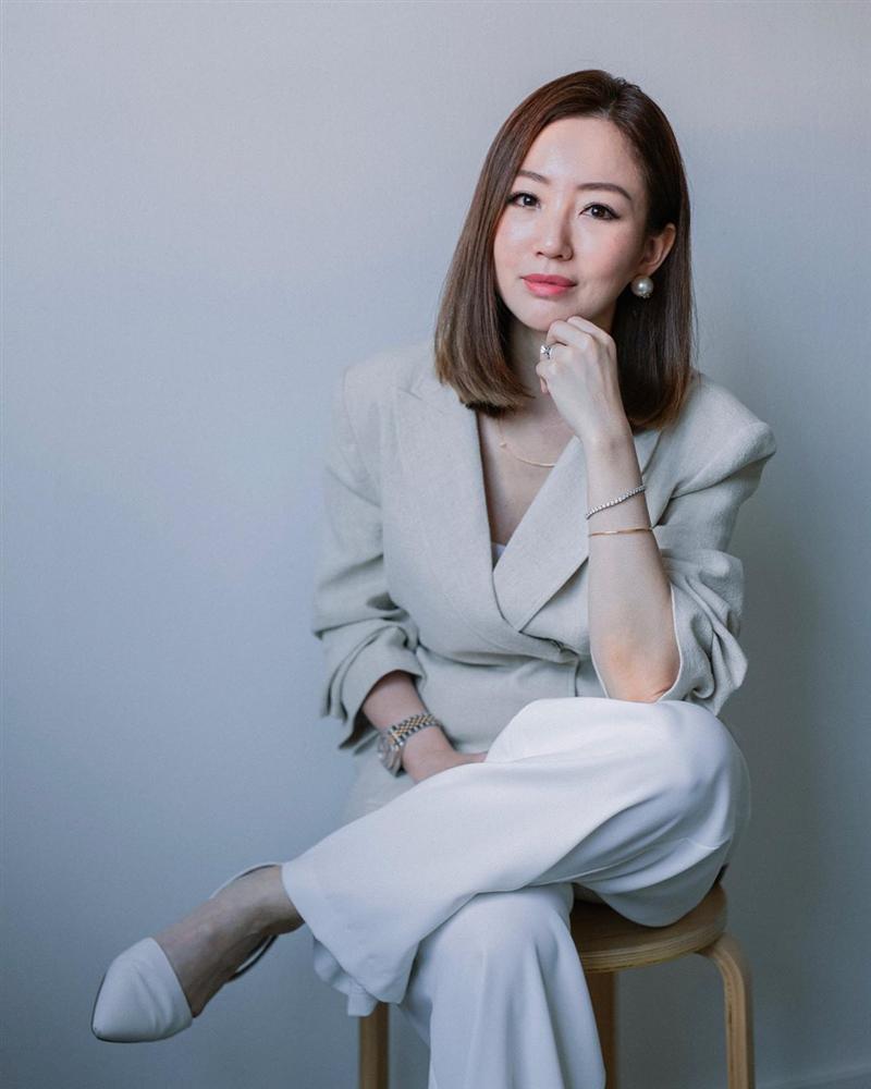 Nàng CEO chia sẻ 2 công thức giúp chị em ngoài 30 tỏa sáng mọi góc nhìn: Đồ basic không thể thiếu, những lúc cần hở phải thật tinh tế-7