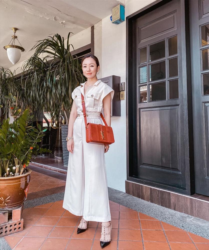 Nàng CEO chia sẻ 2 công thức giúp chị em ngoài 30 tỏa sáng mọi góc nhìn: Đồ basic không thể thiếu, những lúc cần hở phải thật tinh tế-9