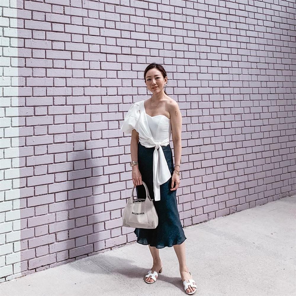 Nàng CEO chia sẻ 2 công thức giúp chị em ngoài 30 tỏa sáng mọi góc nhìn: Đồ basic không thể thiếu, những lúc cần hở phải thật tinh tế-19
