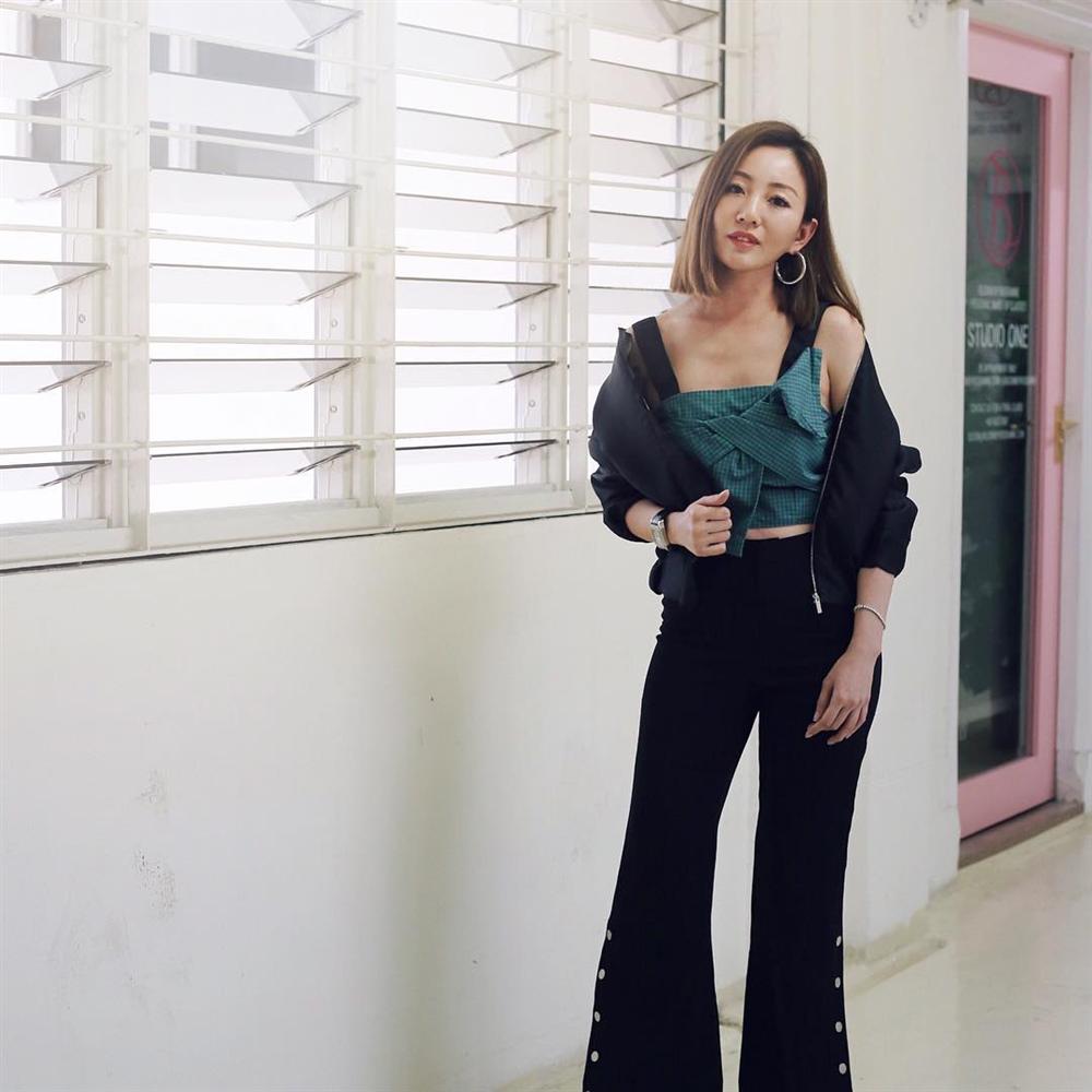 Nàng CEO chia sẻ 2 công thức giúp chị em ngoài 30 tỏa sáng mọi góc nhìn: Đồ basic không thể thiếu, những lúc cần hở phải thật tinh tế-22