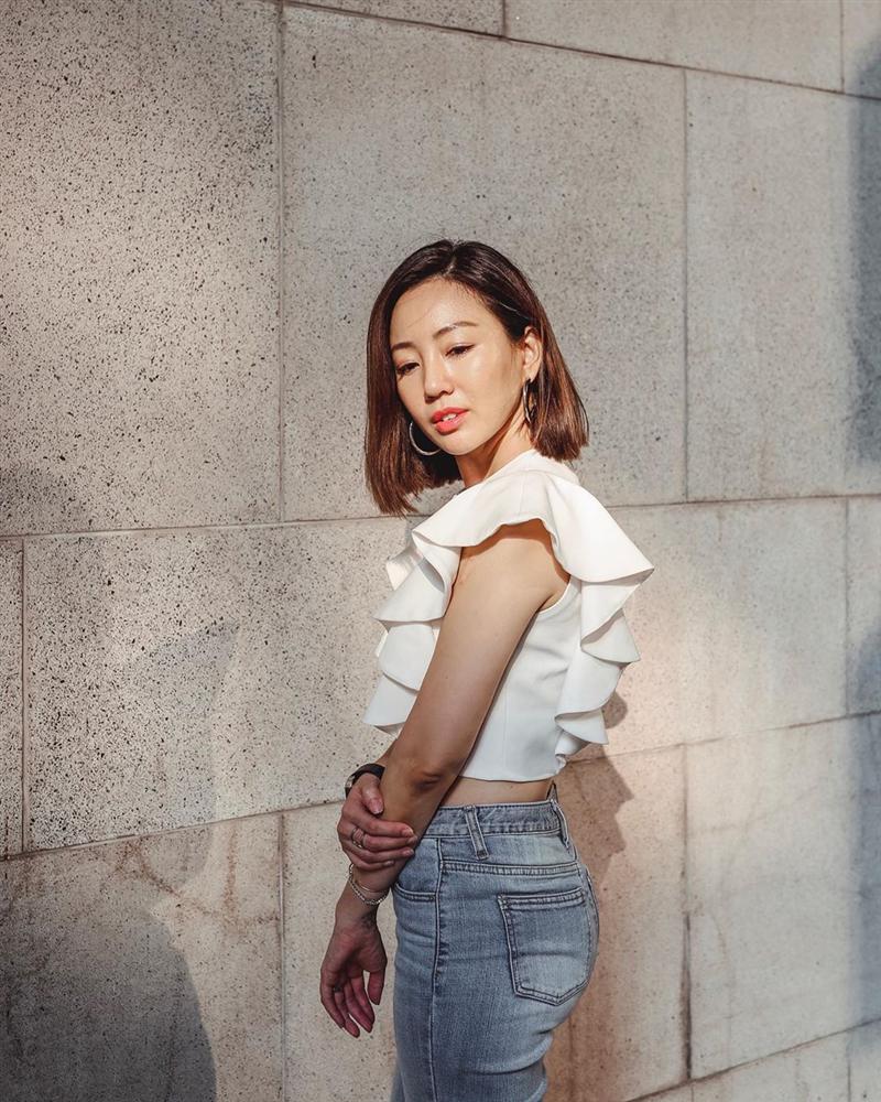 Nàng CEO chia sẻ 2 công thức giúp chị em ngoài 30 tỏa sáng mọi góc nhìn: Đồ basic không thể thiếu, những lúc cần hở phải thật tinh tế-23