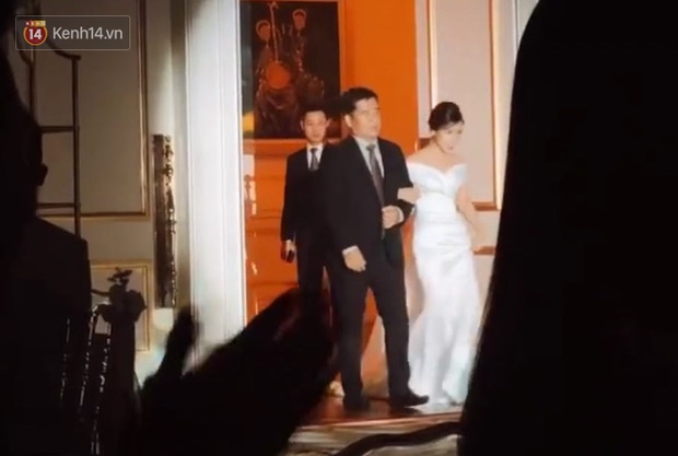 Xúc động khoảnh khắc cô dâu Viên Minh mặc váy cưới, khoác tay cha trước khi hẹn ước trăm năm cùng Công Phượng-1