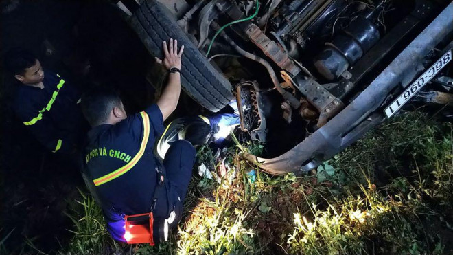 Xe tải lao xuống suối trong đêm, 2 người tử nạn-1