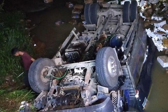Xe tải lao xuống suối trong đêm, 2 người tử nạn
