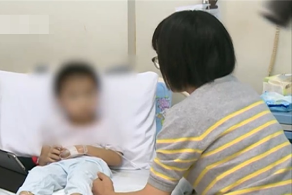 Bé trai 5 tuổi bị hoại tử ruột sau bữa ăn, bác sĩ cảnh báo 3 món ăn độc hại không nên cho trẻ ăn quá nhiều và thường xuyên-4