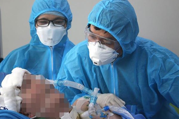 Phi công người Anh: Khả năng phục hồi phổi đã đạt 50% nhưng diễn biến vẫn khó lường-1