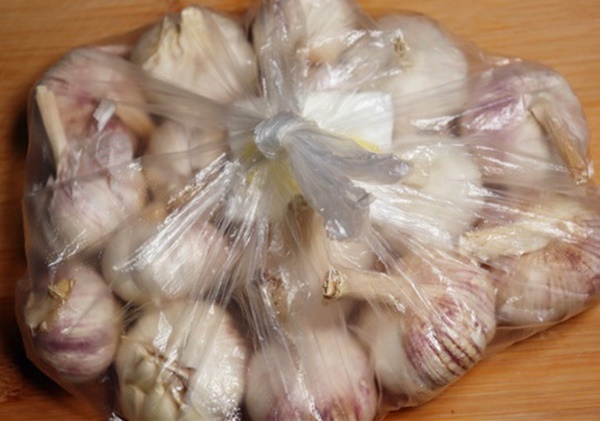 Chỉ cần cho một gói này vào, tỏi để cả năm không mọc mầm hay teo tóp-5