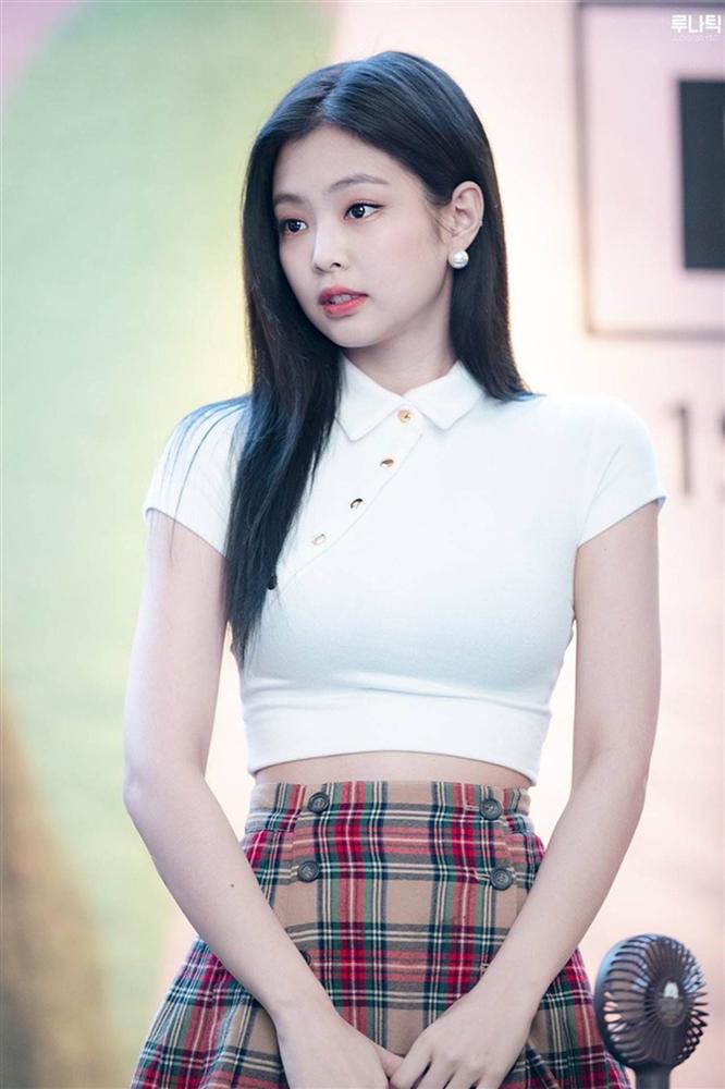 7 kiểu áo giúp Jennie, Suzy gợi cảm trong ngày hè-5