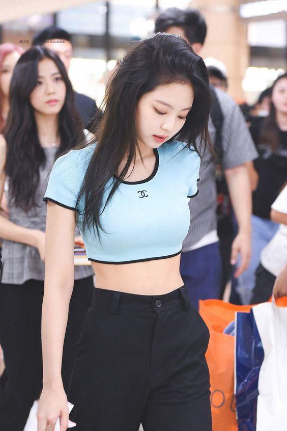 7 kiểu áo giúp Jennie, Suzy gợi cảm trong ngày hè-8