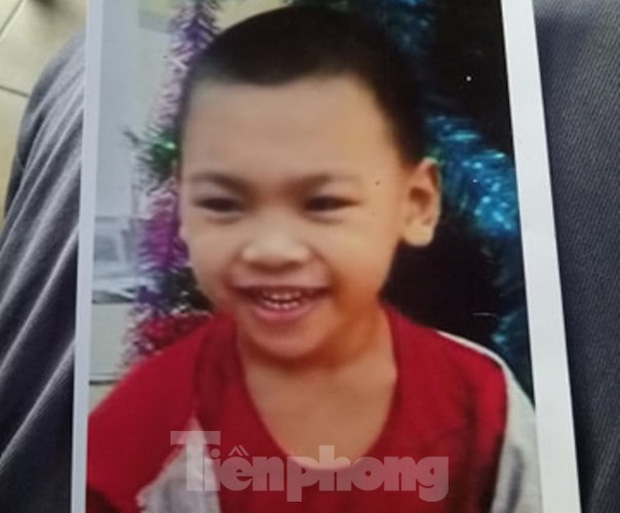 Hàng trăm người mò tìm bé 4 tuổi suốt 8 ngày dưới đoạn mương dài 10km-1