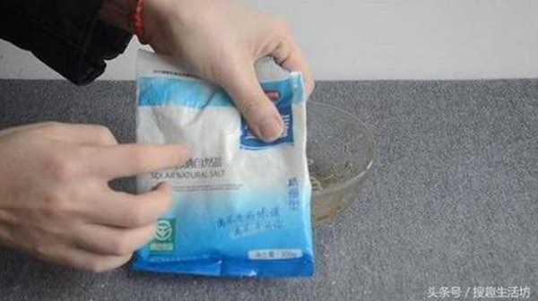 Đổ muối ăn vào lon bia thừa, cô gái không ngờ ra thành phẩm hữu ích thế này-2