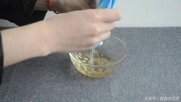 Đổ muối ăn vào lon bia thừa, cô gái không ngờ ra thành phẩm hữu ích thế này-3