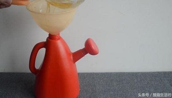 Đổ muối ăn vào lon bia thừa, cô gái không ngờ ra thành phẩm hữu ích thế này-6