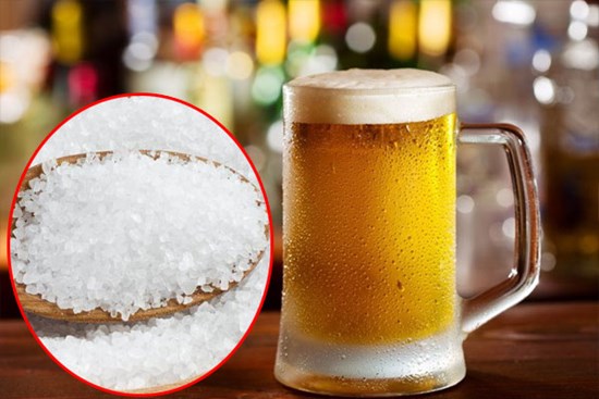 Đổ muối ăn vào lon bia thừa, cô gái không ngờ ra thành phẩm hữu ích thế này