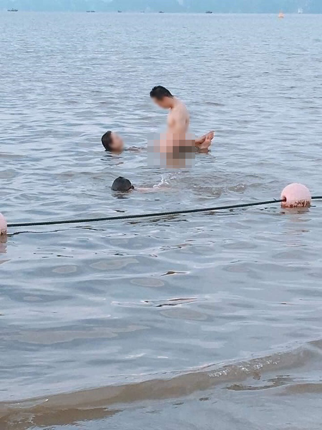 Hình ảnh cặp đôi tạo dáng với tư thế phản cảm khi đi tắm biển khiến nhiều người nóng mắt-2