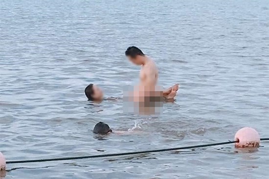 Hình ảnh cặp đôi tạo dáng với tư thế phản cảm khi đi tắm biển khiến nhiều người nóng mắt