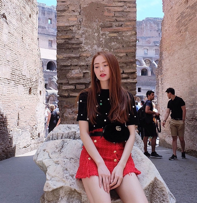 Trước danh sách dài dằng dặc các người đẹp Vbiz diện túi Gucci, MC Mai Ngọc lại một mình một kiểu lên đồ chẳng giống ai-5