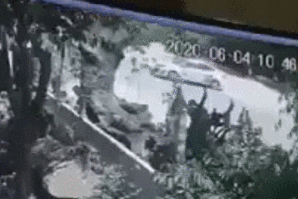 Vụ tai nạn 3 người chết ở Thanh Hoá: Kinh hoàng clip ghi lại cảnh ô tô 4 chỗ gần như 