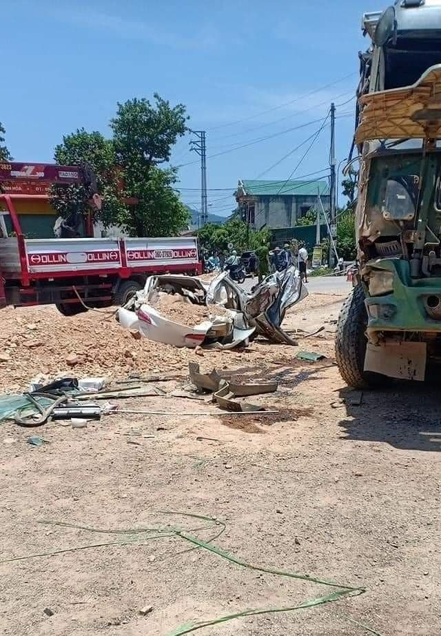Danh tính nạn nhân thiệt mạng vụ xe tải chở đất đè bẹp xe con, 4 người thương vong-4