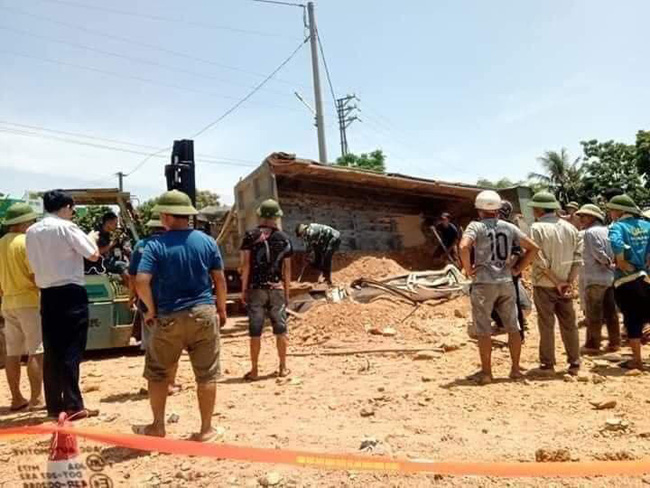 Danh tính nạn nhân thiệt mạng vụ xe tải chở đất đè bẹp xe con, 4 người thương vong-5