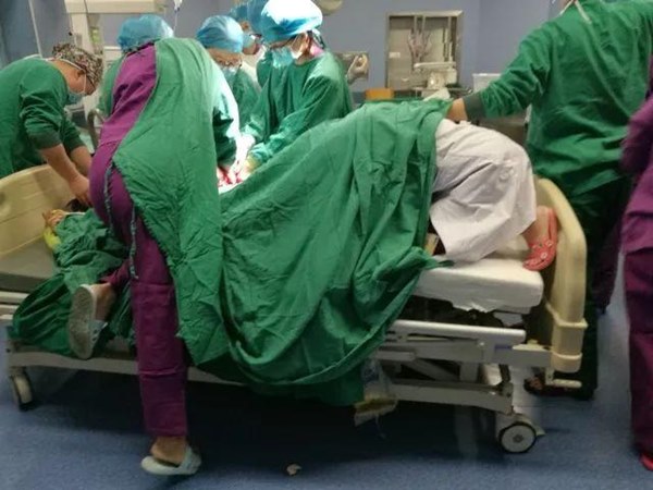 Mẹ trẻ kể lại giây phút hoảng loạn khi hàng chục bác sĩ vây quanh, thuốc mê chưa ngấm đã nghe Rạch đi, phải cứu lấy đứa bé!-2