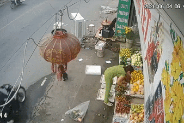 Hai tên trộm phối hợp lấy cắp xe máy ở TP.HCM-1