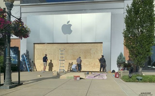 Apple Store quây kín ván gỗ bên ngoài để tránh bị người biểu tình hôi của-2