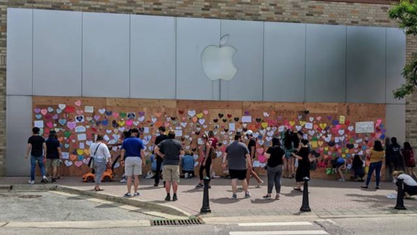 Apple Store quây kín ván gỗ bên ngoài để tránh bị người biểu tình hôi của-3