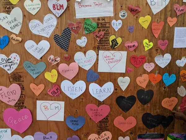 Apple Store quây kín ván gỗ bên ngoài để tránh bị người biểu tình hôi của-4