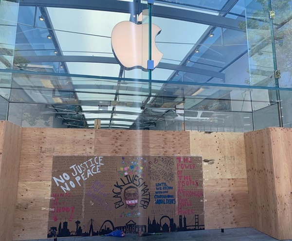 Apple Store quây kín ván gỗ bên ngoài để tránh bị người biểu tình hôi của-5