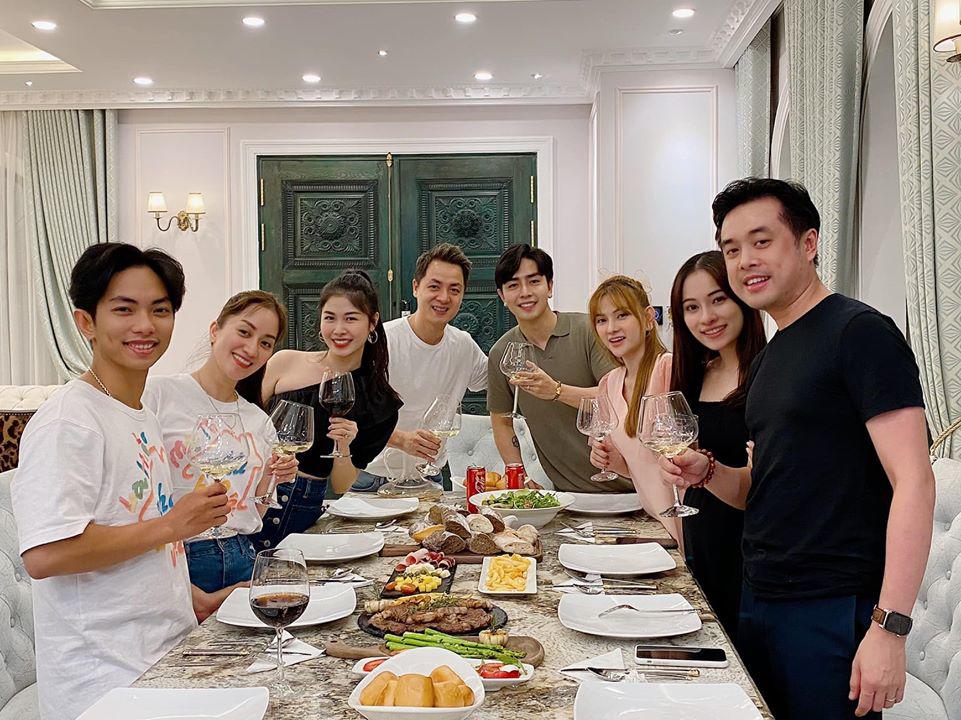 Đăng Khôi, Dương Khắc Linh làm tiệc hoành tráng đãi 2 bà bầu mới và mẹ bỉm Khánh Thi-1