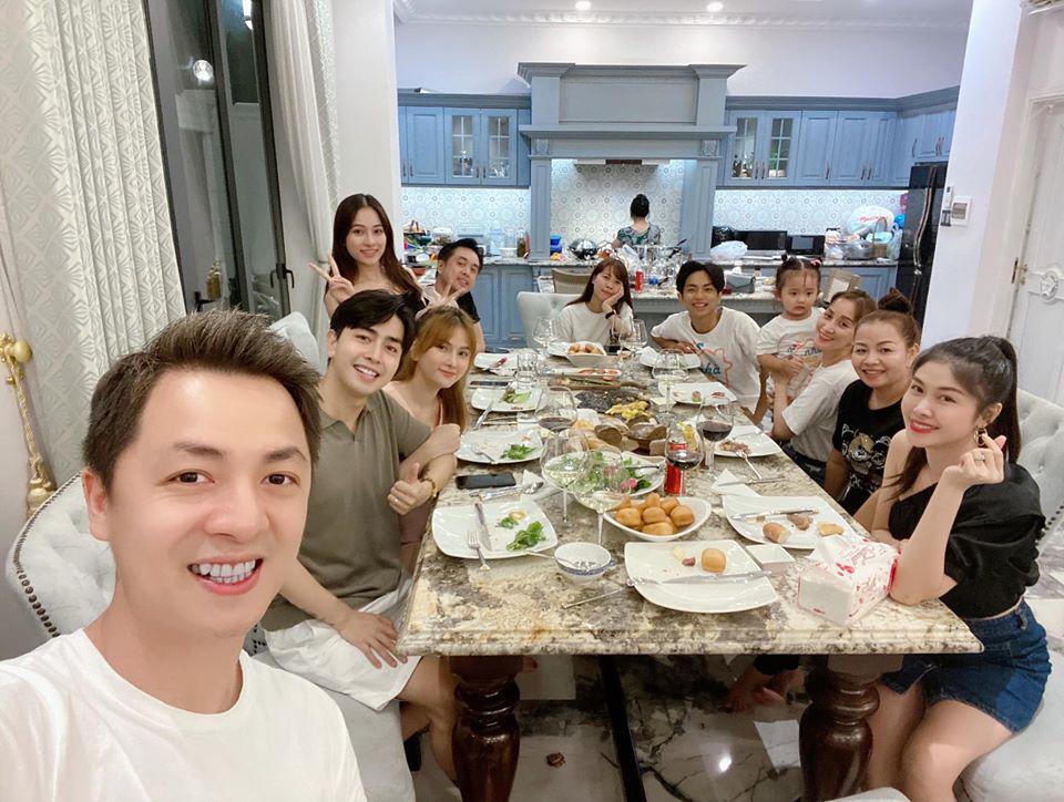 Đăng Khôi, Dương Khắc Linh làm tiệc hoành tráng đãi 2 bà bầu mới và mẹ bỉm Khánh Thi-2