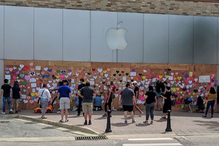 Apple Store quây kín ván gỗ bên ngoài để tránh bị người biểu tình 