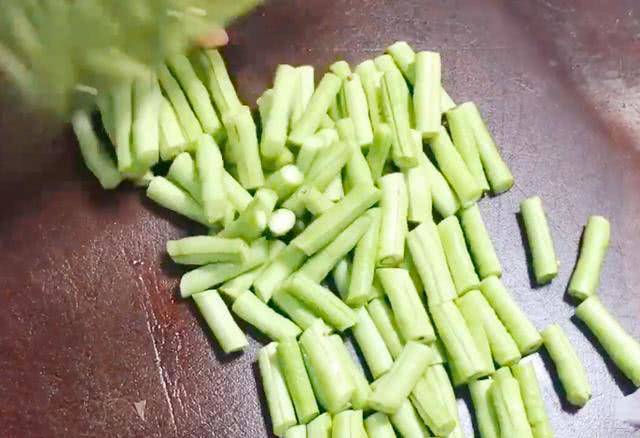 Xào đỗ, cho trực tiếp vào với dầu là sai, đầu bếp mách điều này đỗ vừa xanh lại giòn-2