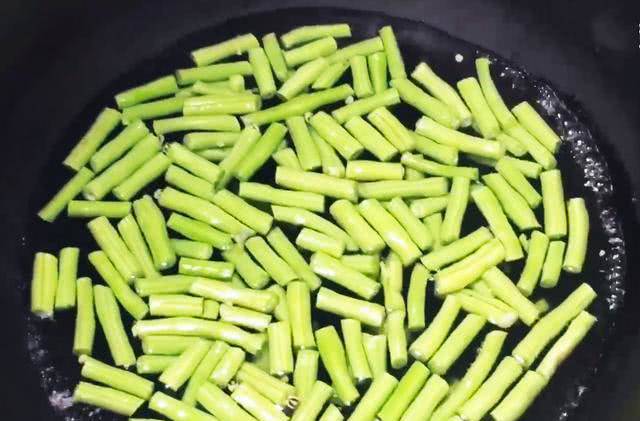 Xào đỗ, cho trực tiếp vào với dầu là sai, đầu bếp mách điều này đỗ vừa xanh lại giòn-3