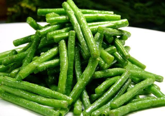 Xào đỗ, cho trực tiếp vào với dầu là sai, đầu bếp mách điều này đỗ vừa xanh lại giòn-4