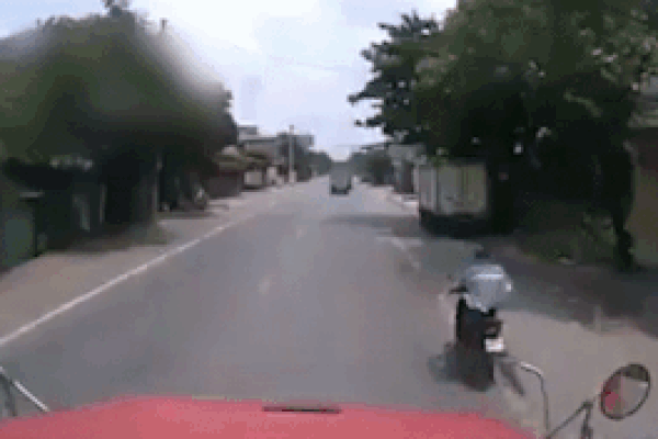 Tài xế phóng nhanh, cố vượt container khiến xe tông đuôi ôtô