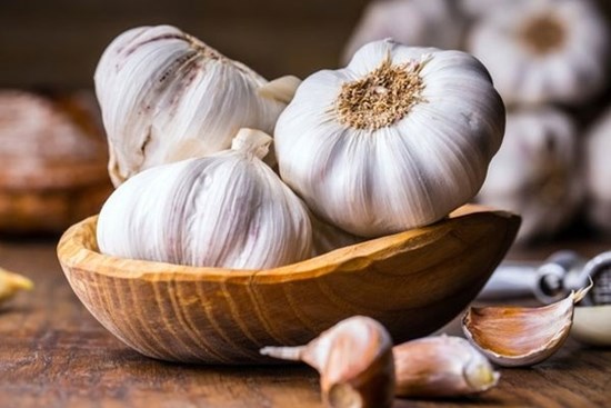 Thấy vợ ném một tép tỏi vào bồn cầu, chồng định mắng thì lại thấy kết quả không ngờ