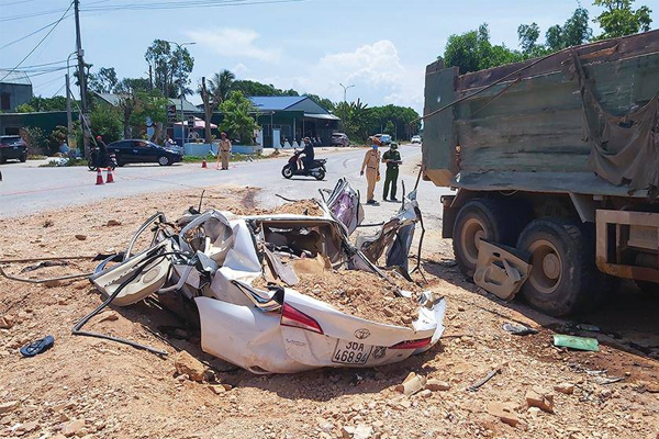 Cô gái bị xe tải chèn qua đầu, thoát chết nhờ mũ bảo hiểm-1
