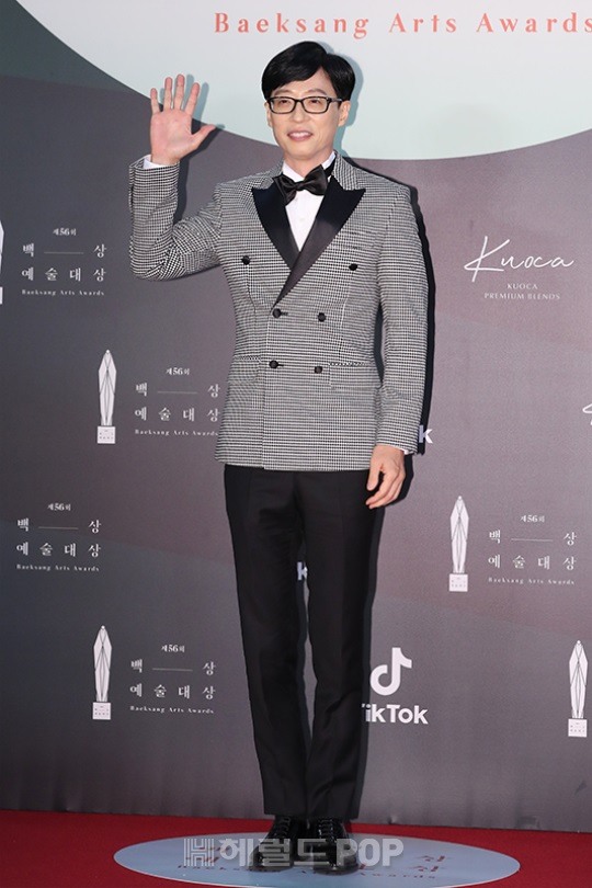 Thảm đỏ Baeksang Art Awards 2020: Bà cả Kim Hee Ae của Thế giới hôn nhân đụng độ chị đẹp Son Ye Jin-18