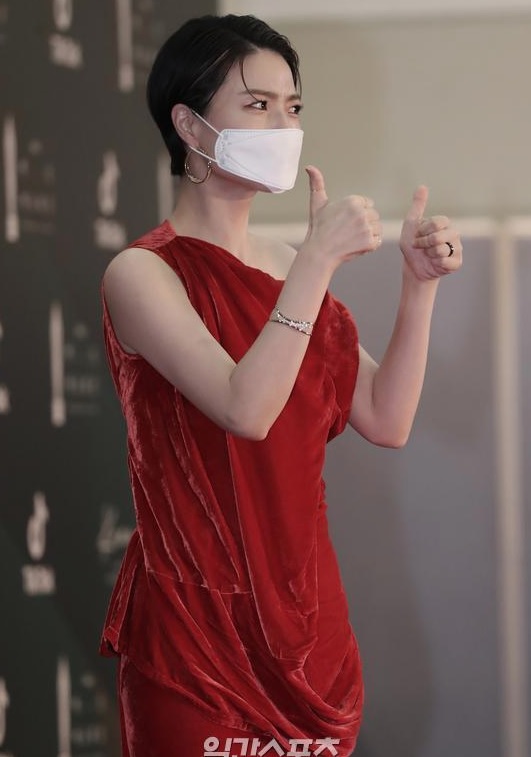 Thảm đỏ Baeksang Art Awards 2020: Bà cả Kim Hee Ae của Thế giới hôn nhân đụng độ chị đẹp Son Ye Jin-22