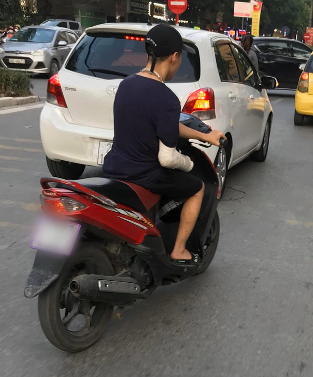 Xôn xao hình ảnh nam thanh niên bị gãy tay phải, vẫn liều mình vặn ga xe máy bằng... tay trái-1