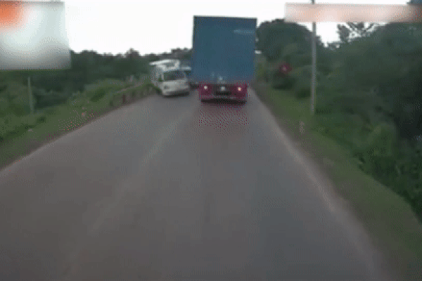 Tài xế xe tải mất kiểm soát gây tai nạn liên hoàn-1