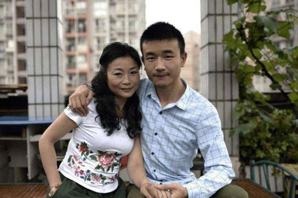 Nhận chàng trai kém 41 tuổi làm con nuôi nhưng 1 năm sau đột ngột tổ chức đám cưới, cô dâu 65 tuổi công khai số của hồi môn kỉ lục-4